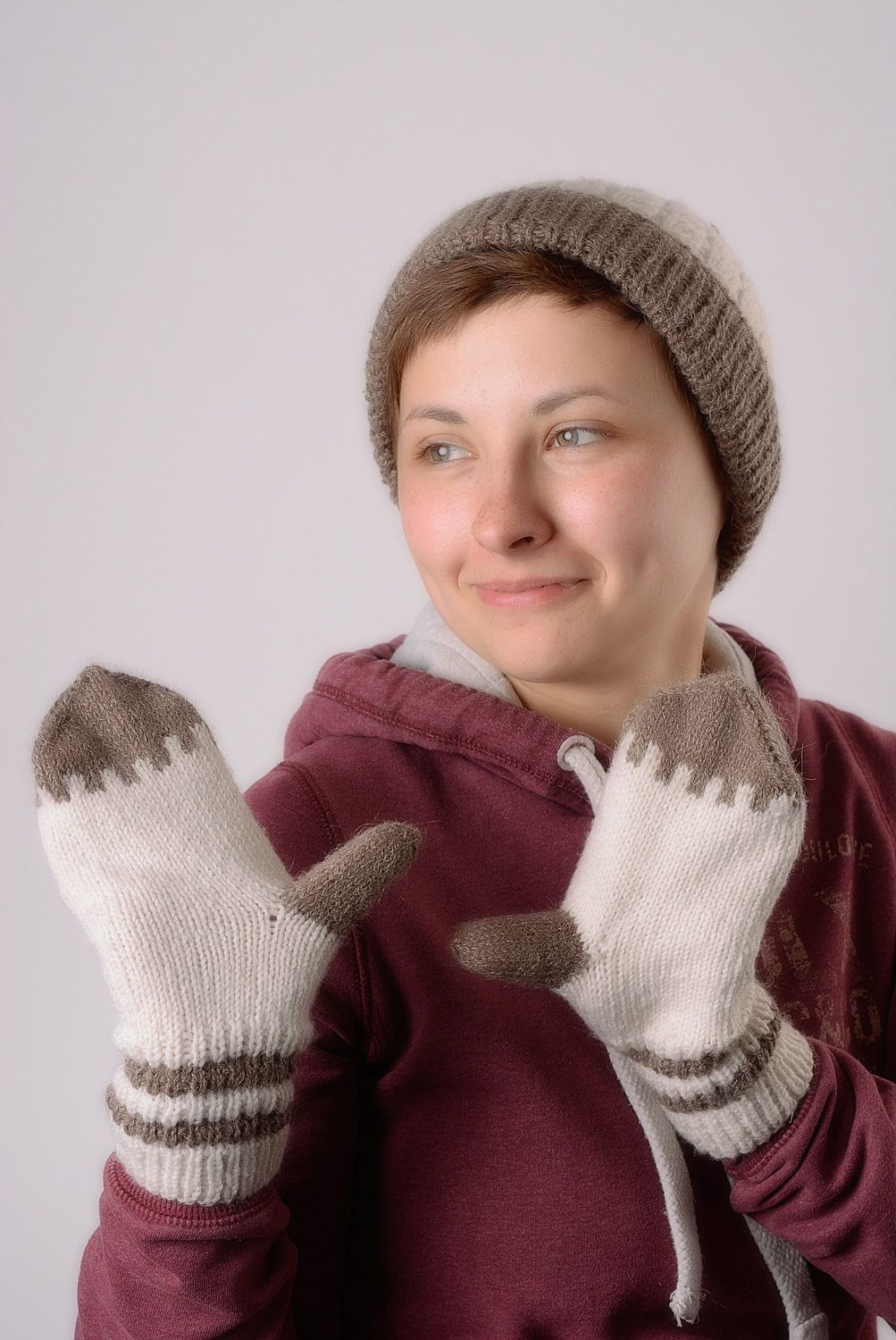 Ensemble tricot pour femme bonnet et moufles en laine et acrylique faits main photo 5