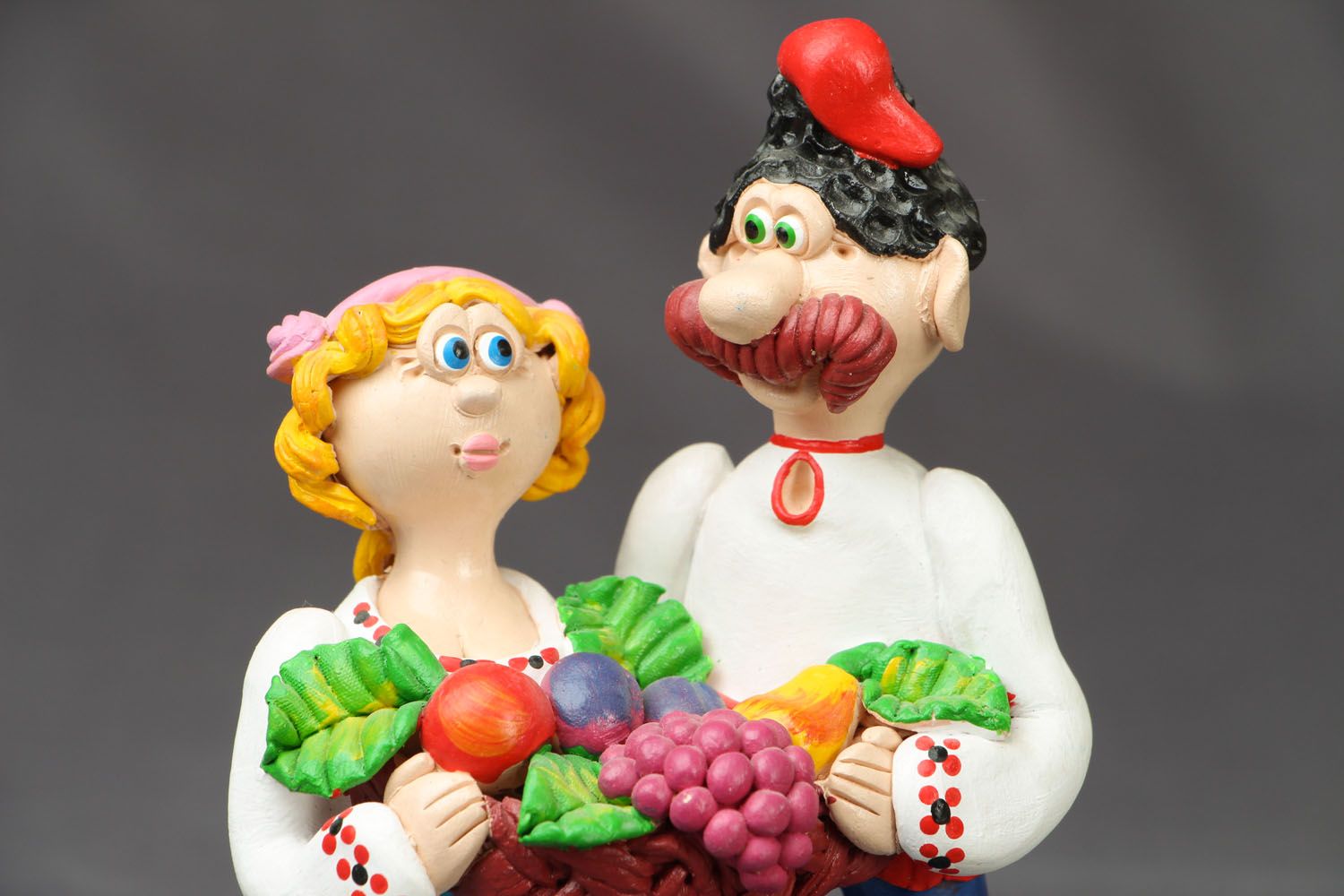 Statuette en céramique faite main originale souvenir Couple avec fruits photo 2