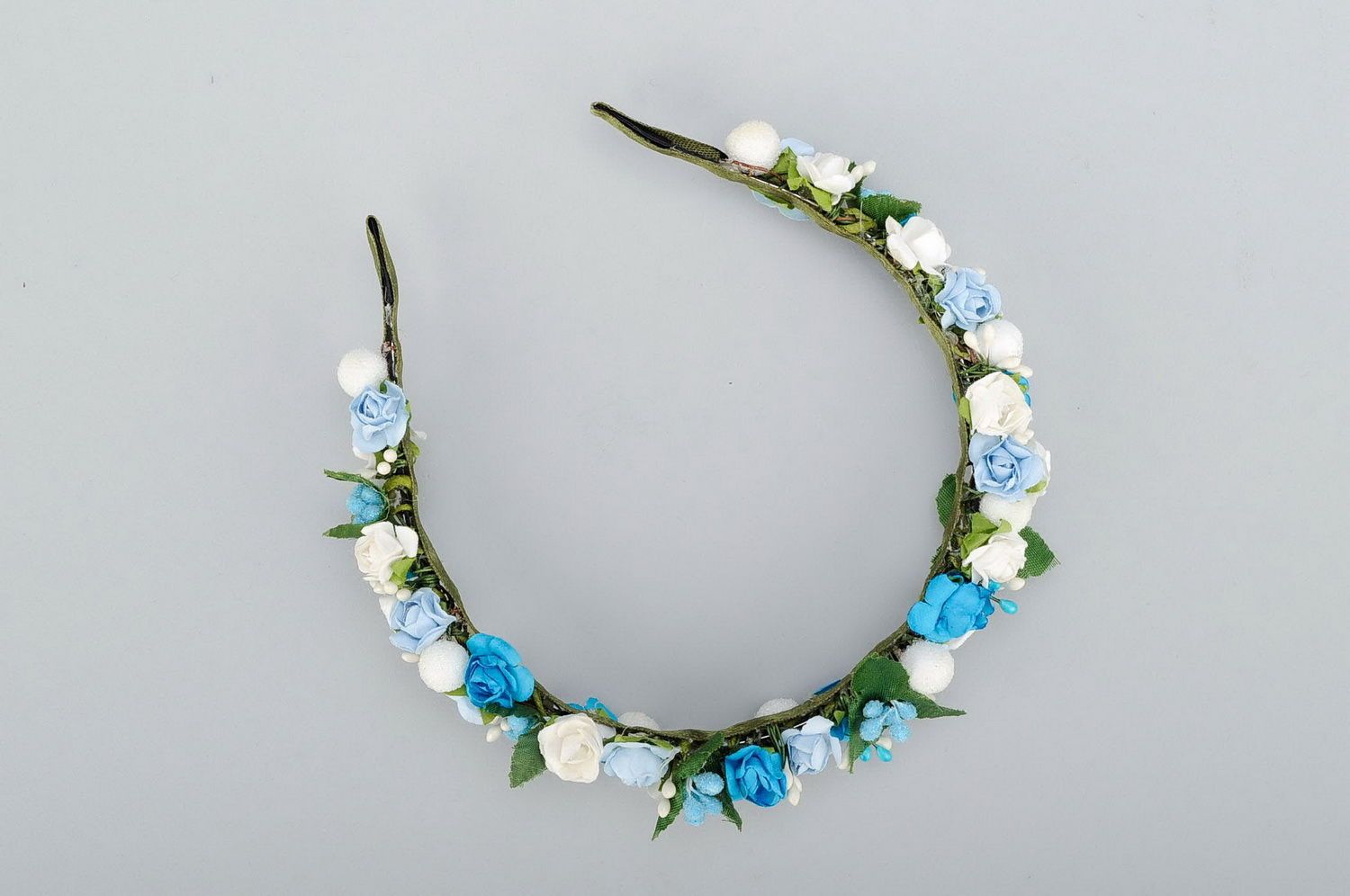 Headband with white and blue flowers photo 3