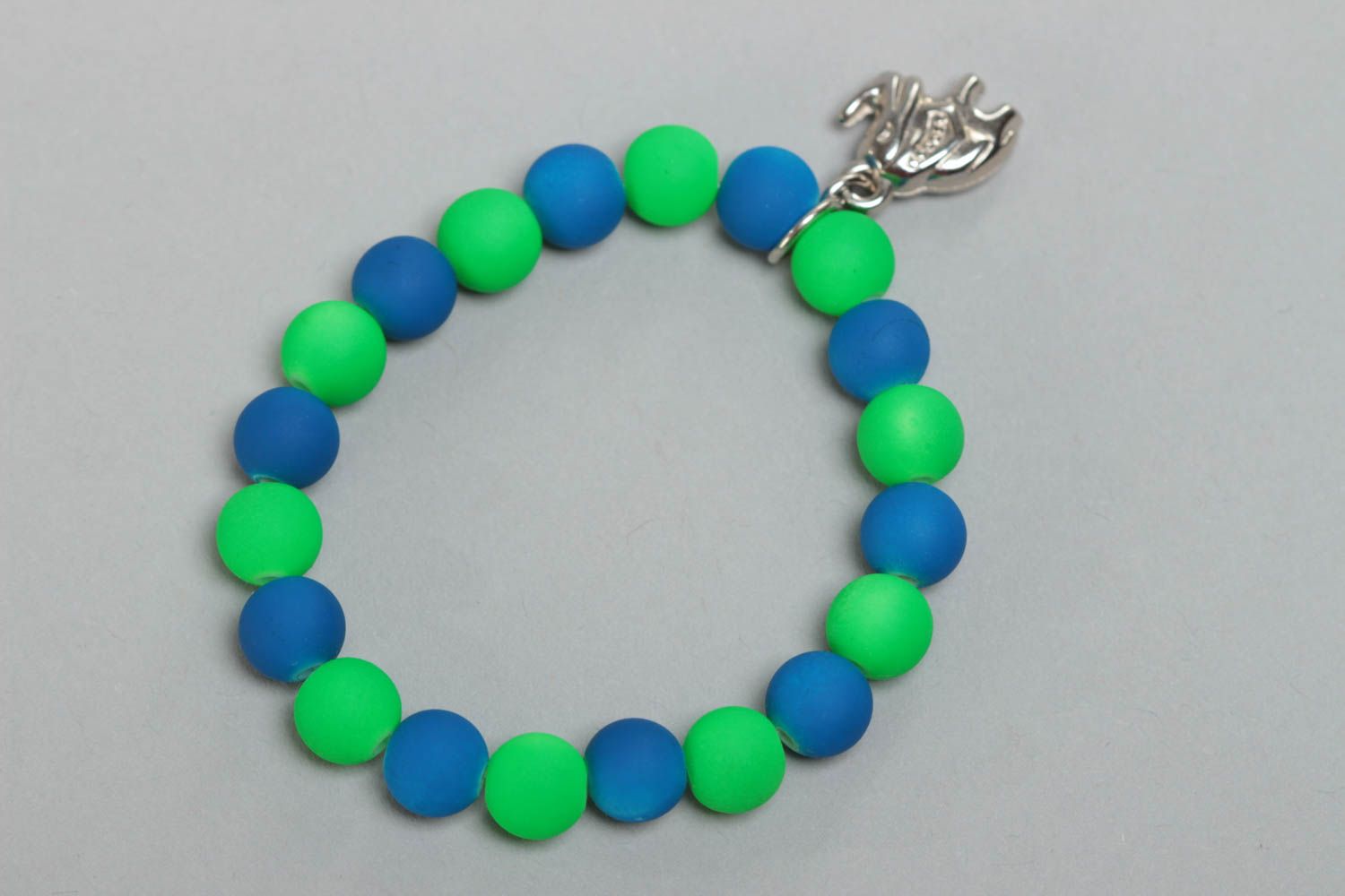 Bracelet en perles plastiques bleues et vertes fait main avec éléphant photo 4