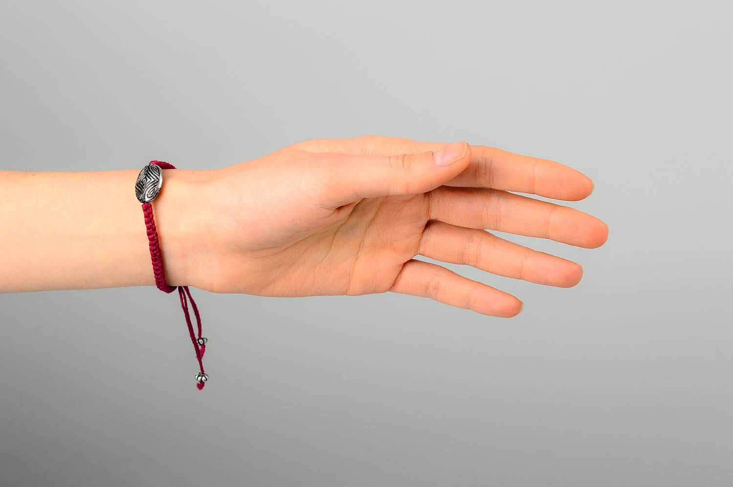 Bracelet en fils framboise Bijou fait main avec métal Cadeau pour femme photo 2