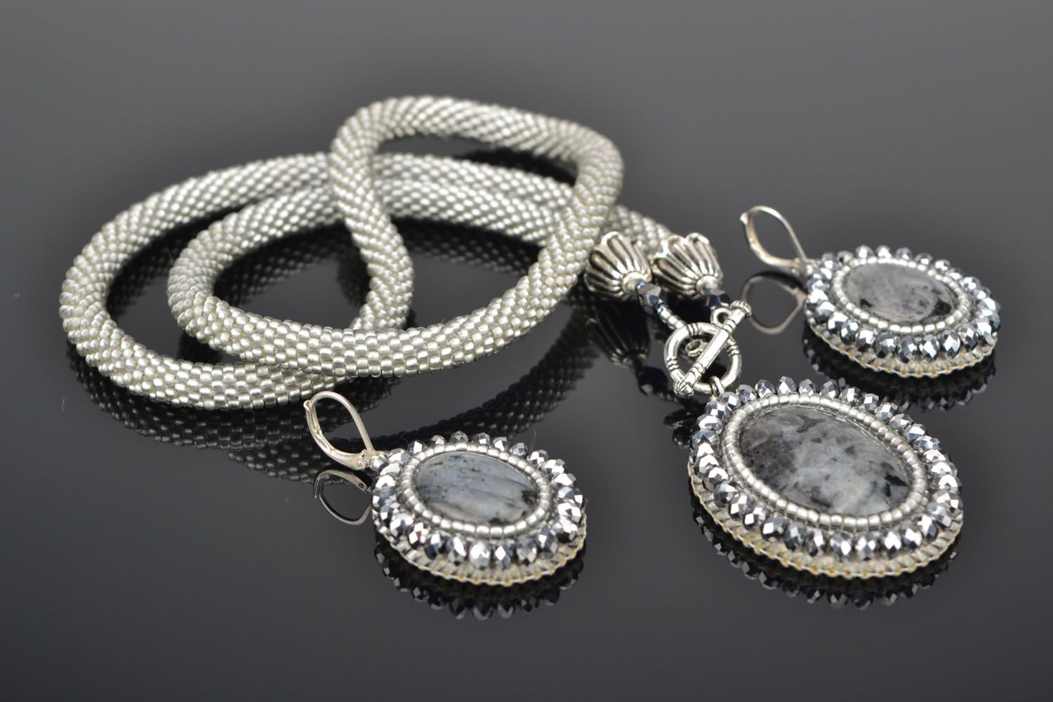 Set de bijoux en perles de rocaille et cristaux photo 1