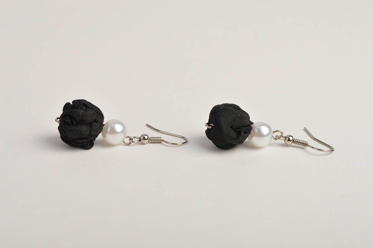 Boucles d'oreilles tissu Bijou fait main perles noires Accessoire femme photo 3