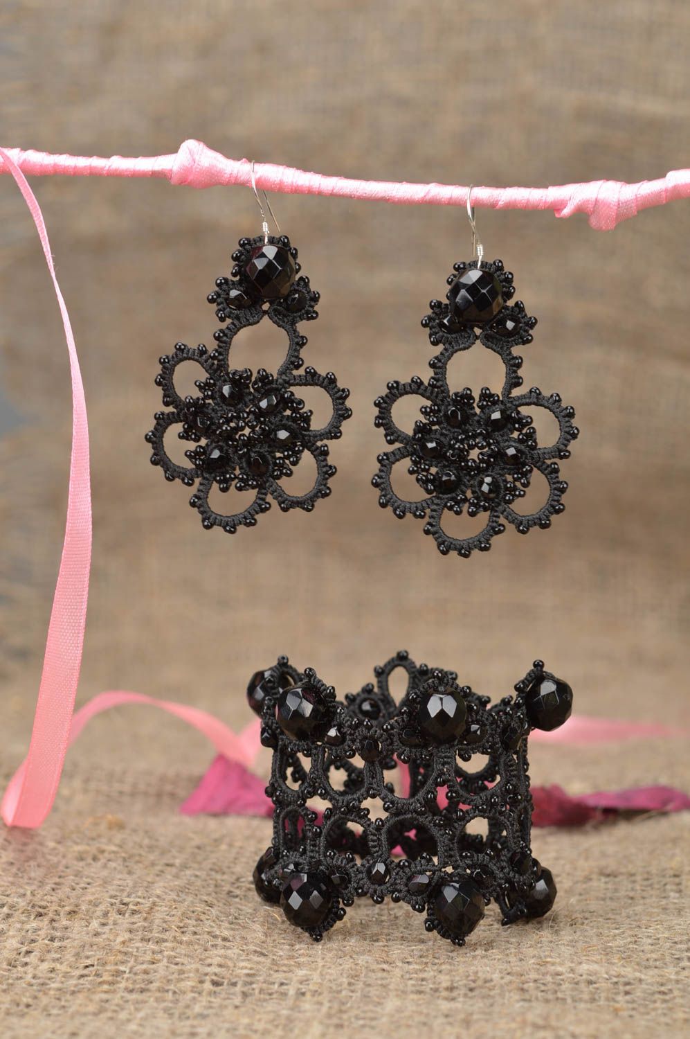 Boucles d'oreilles et bracelet faits main frivolité noirs avec cristaux photo 1