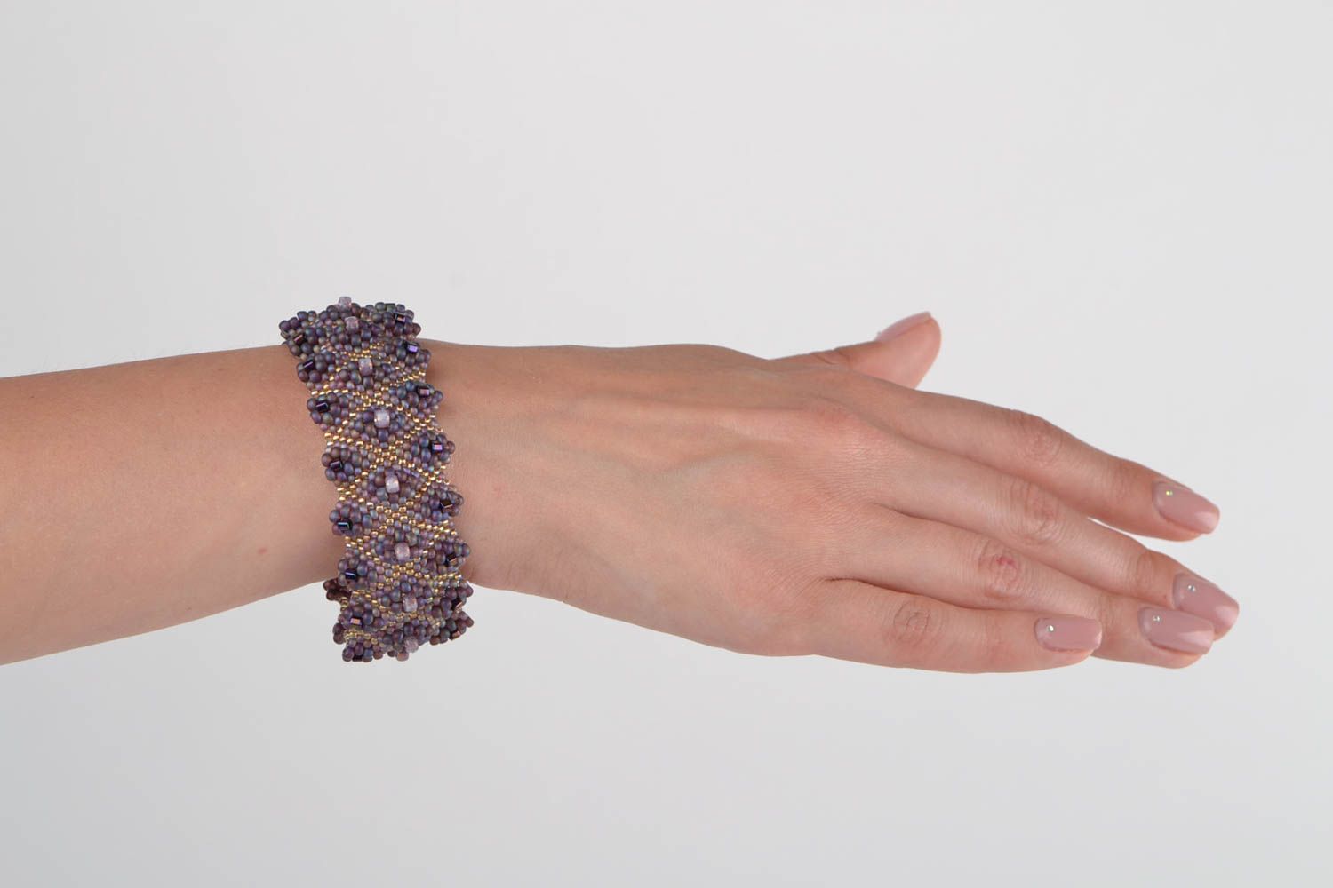 Bracelet large Bijou fait main mauve en perles de rocaille original Cadeau femme photo 2