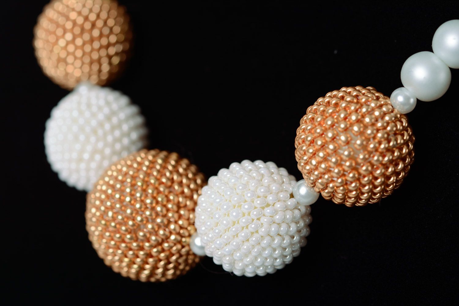 Grand collier en perles de rocaille avec fausses perles blanc et doré fait main photo 3