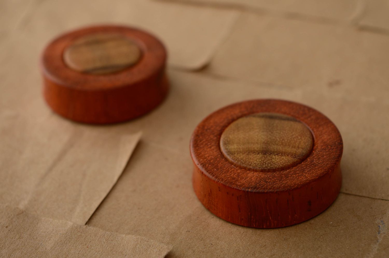 Piercings plugs en bois de padouk originaux photo 1