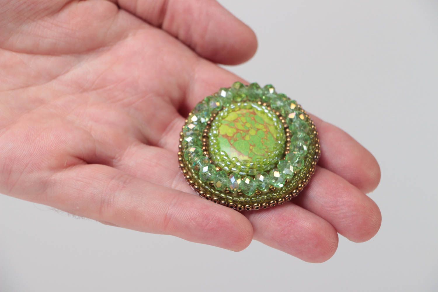 Broche artesanal ovalado con jaspe y abalorios verde sobre la base de cuero  foto 5