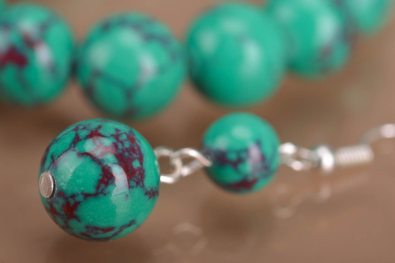 Комплект украшений серьги и браслет из бусинок изумрудного цвета хэнд мэйд фото 4