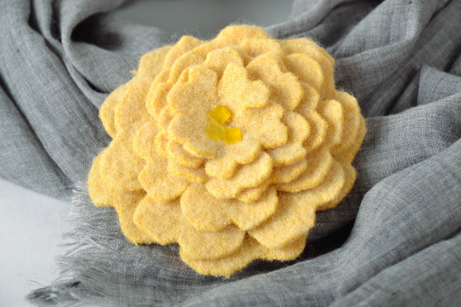 Grande broche fleur en laine jaune photo 1