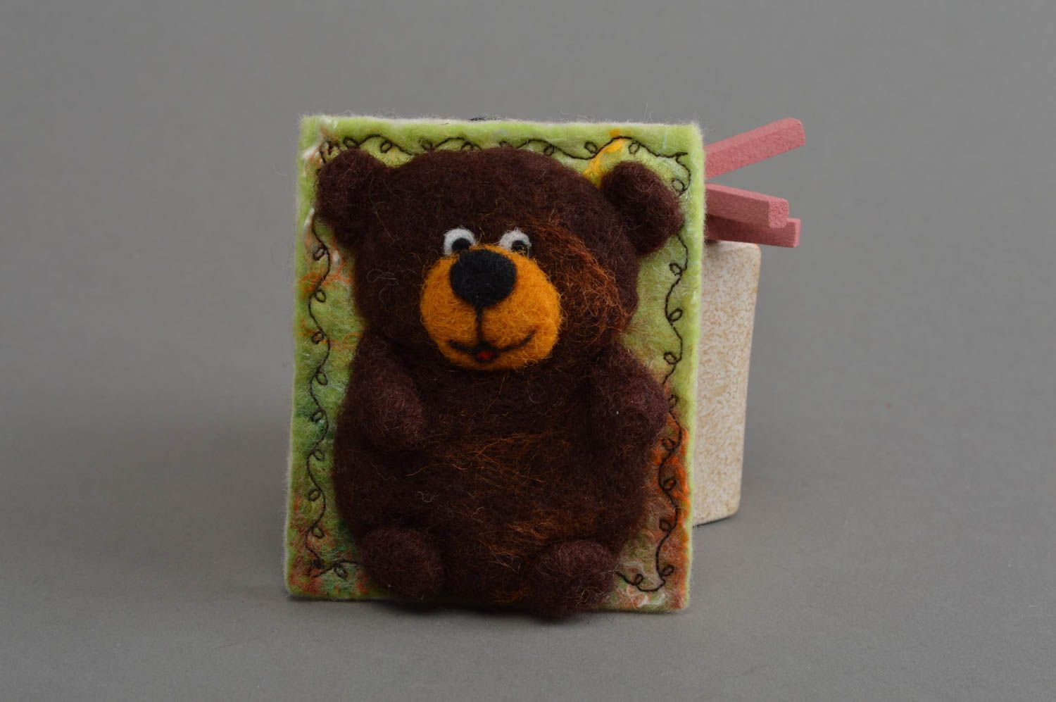 Aimant frigo ours brun fait main en laine naturelle feutrée rectangulaire photo 1