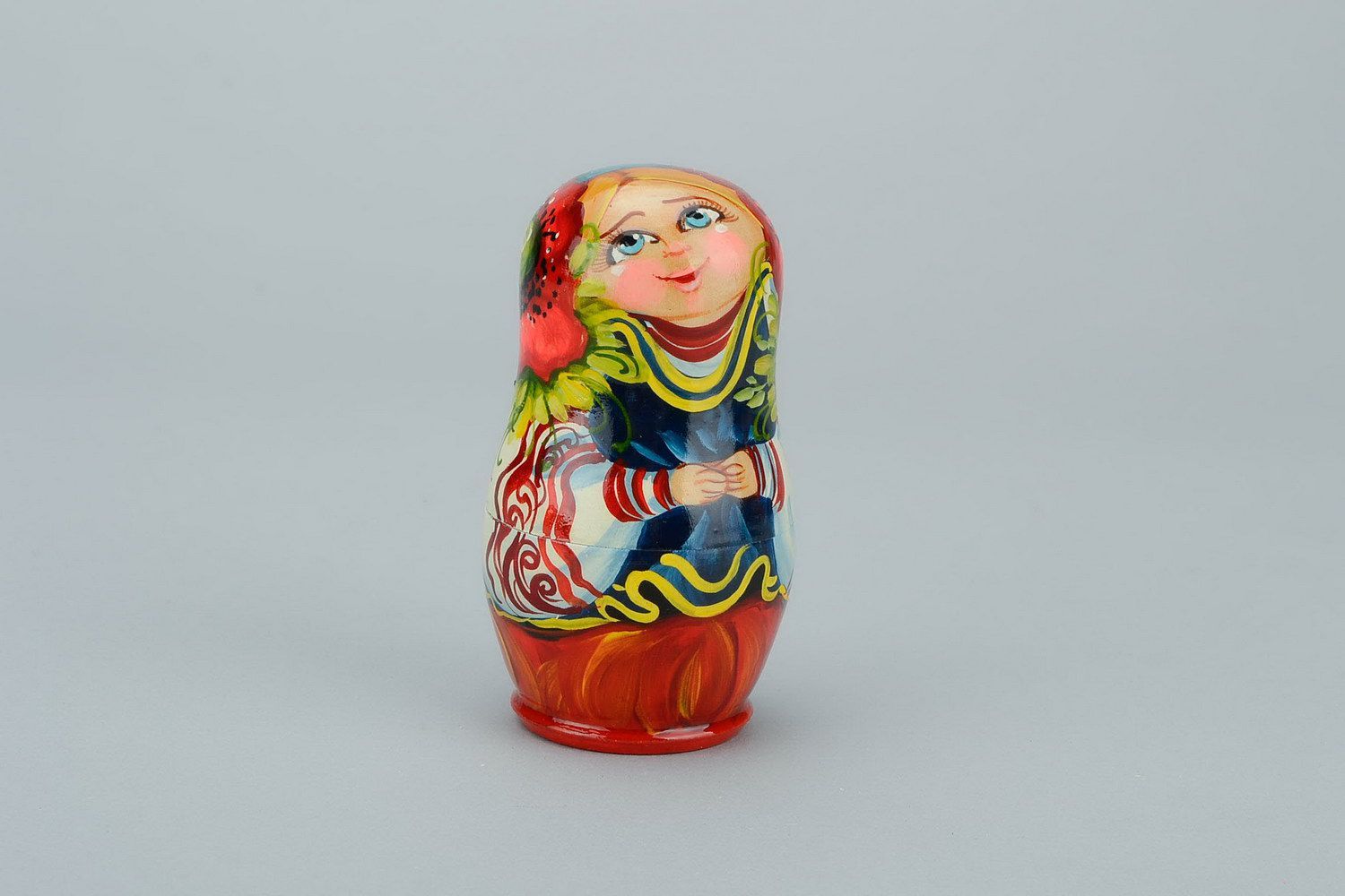 Matrioshka en Amapolas. Matrioshka es una muñeca de madera con vestido ruso campesino, que contiene otras de menor tamaño
 foto 2