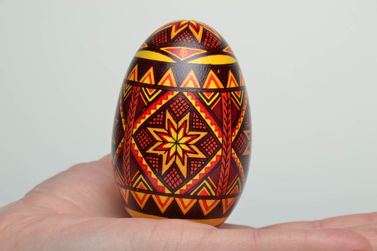 Oeuf de Pâques peint à l'aniline et cire aux motifs traditionnels pysanka photo 5