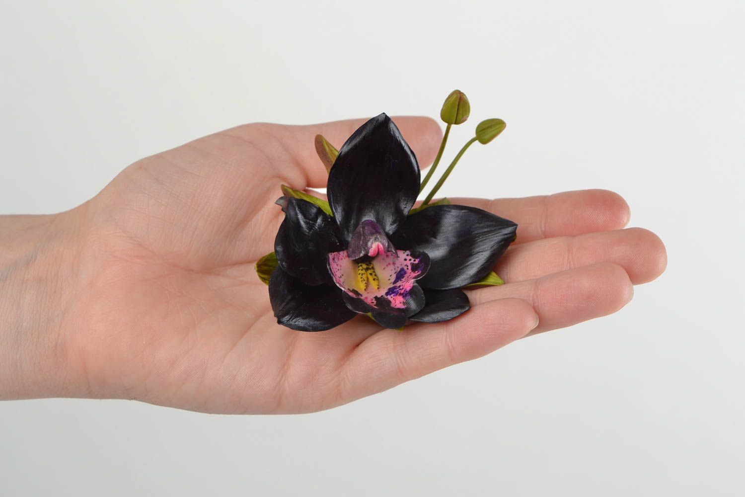 Заколка из холодного фарфора черная в виде орхидеи необычная красивая хэнд мейд фото 2