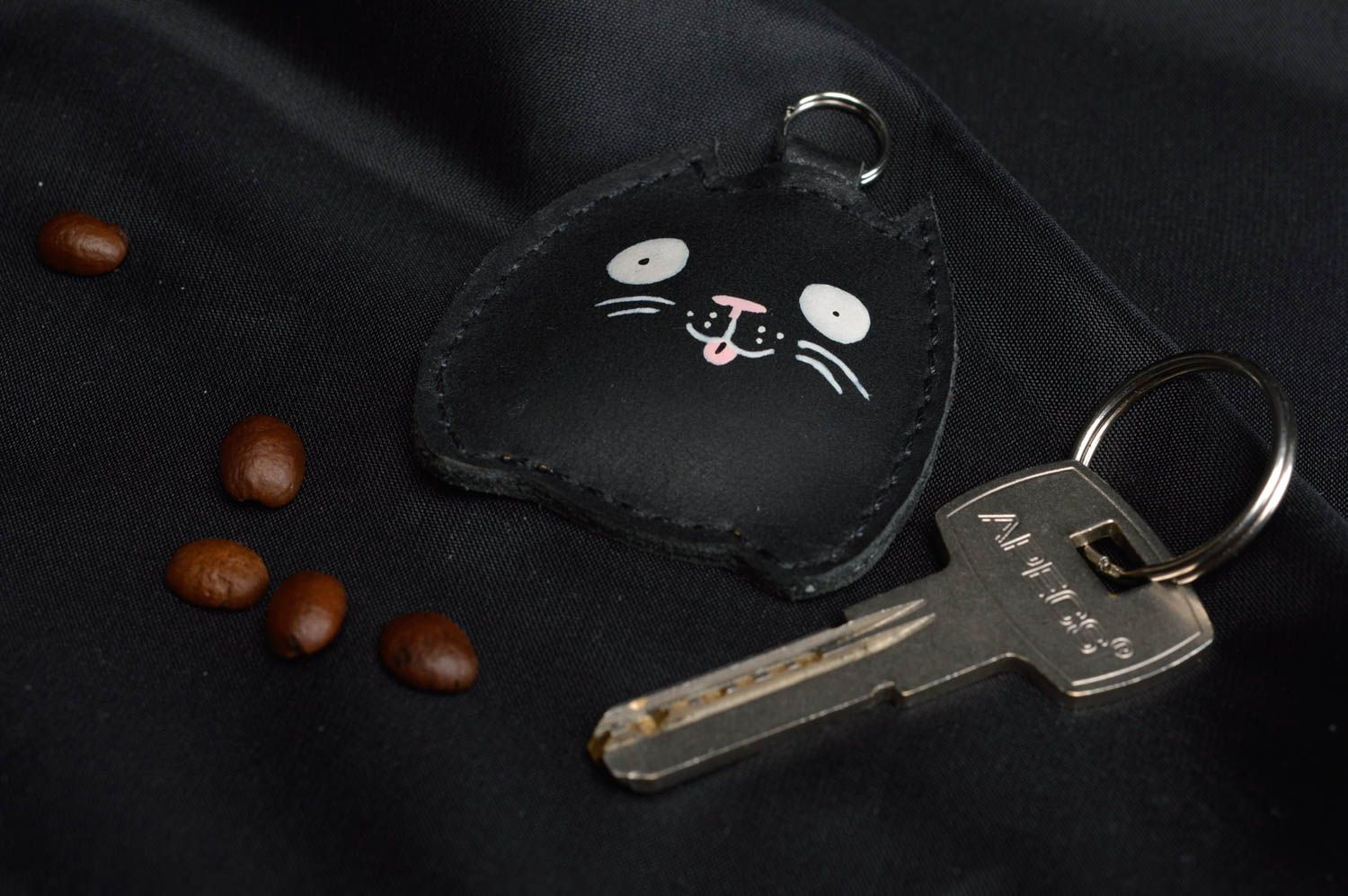 Porte-clés en cuir naturel chat noir fait main accessoire rigolo pour enfant photo 1