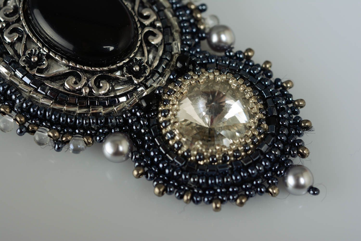 Broche noire brodée perles de rocaille agate naturelle base en cuir faite main photo 5
