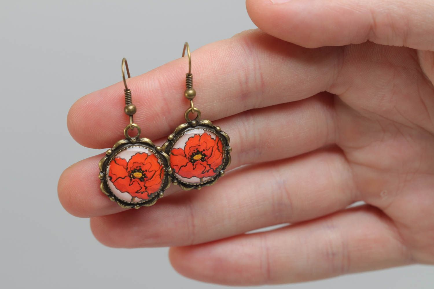 Originelle runde Ohrringe aus Glasur mit Anhängern rote Mohnblumen Handarbeit  foto 5