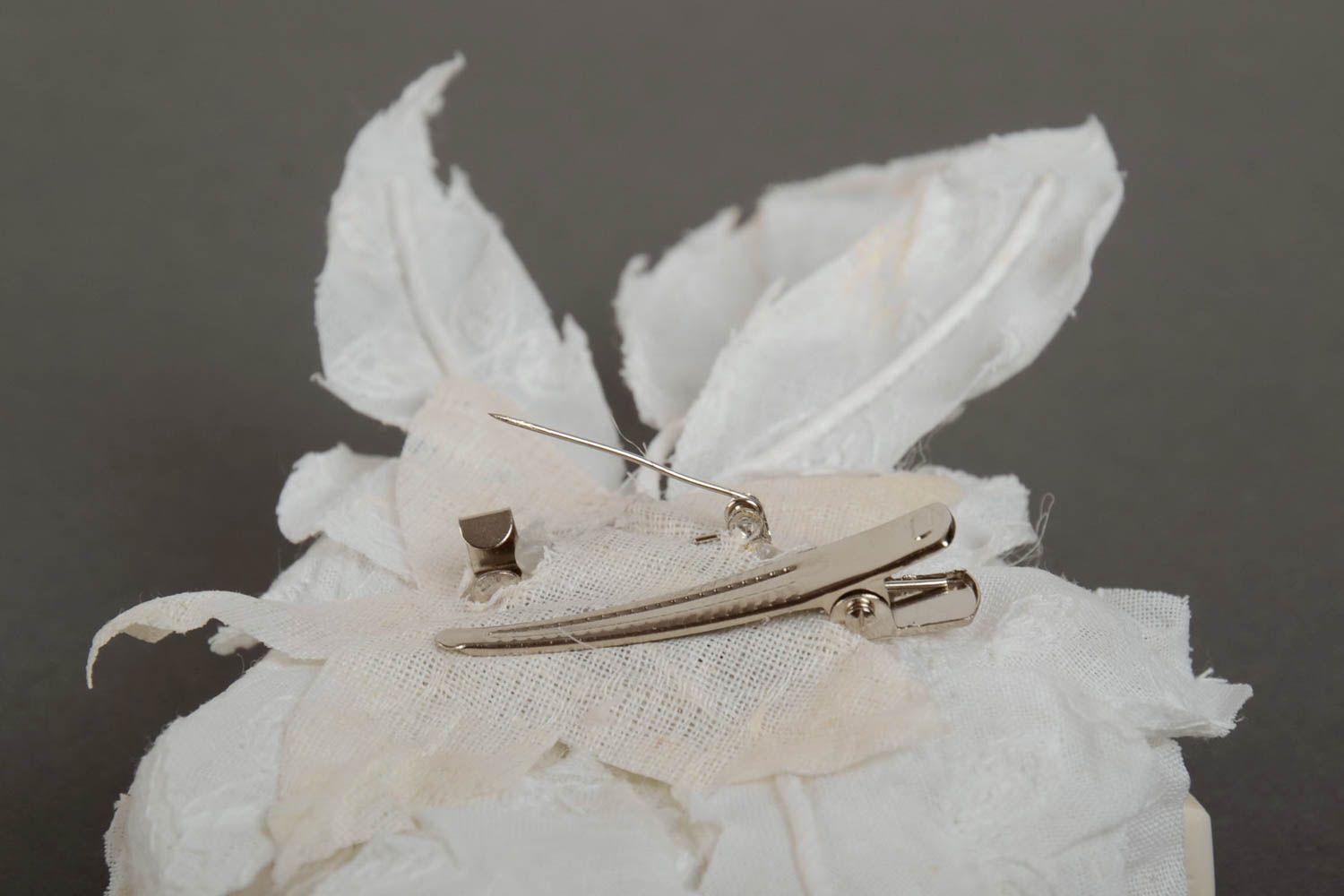 Handmade designer festive snow white cotton flower brooch hair clip with bead photo 3