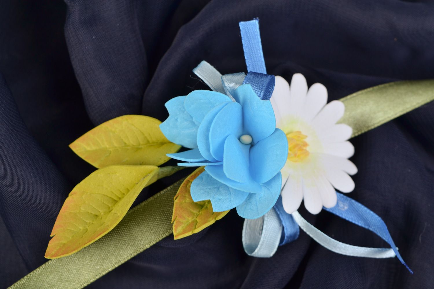 Pulsera para dama de honor con flores de goma EVA hecha a mano Margarita y hortensia foto 1