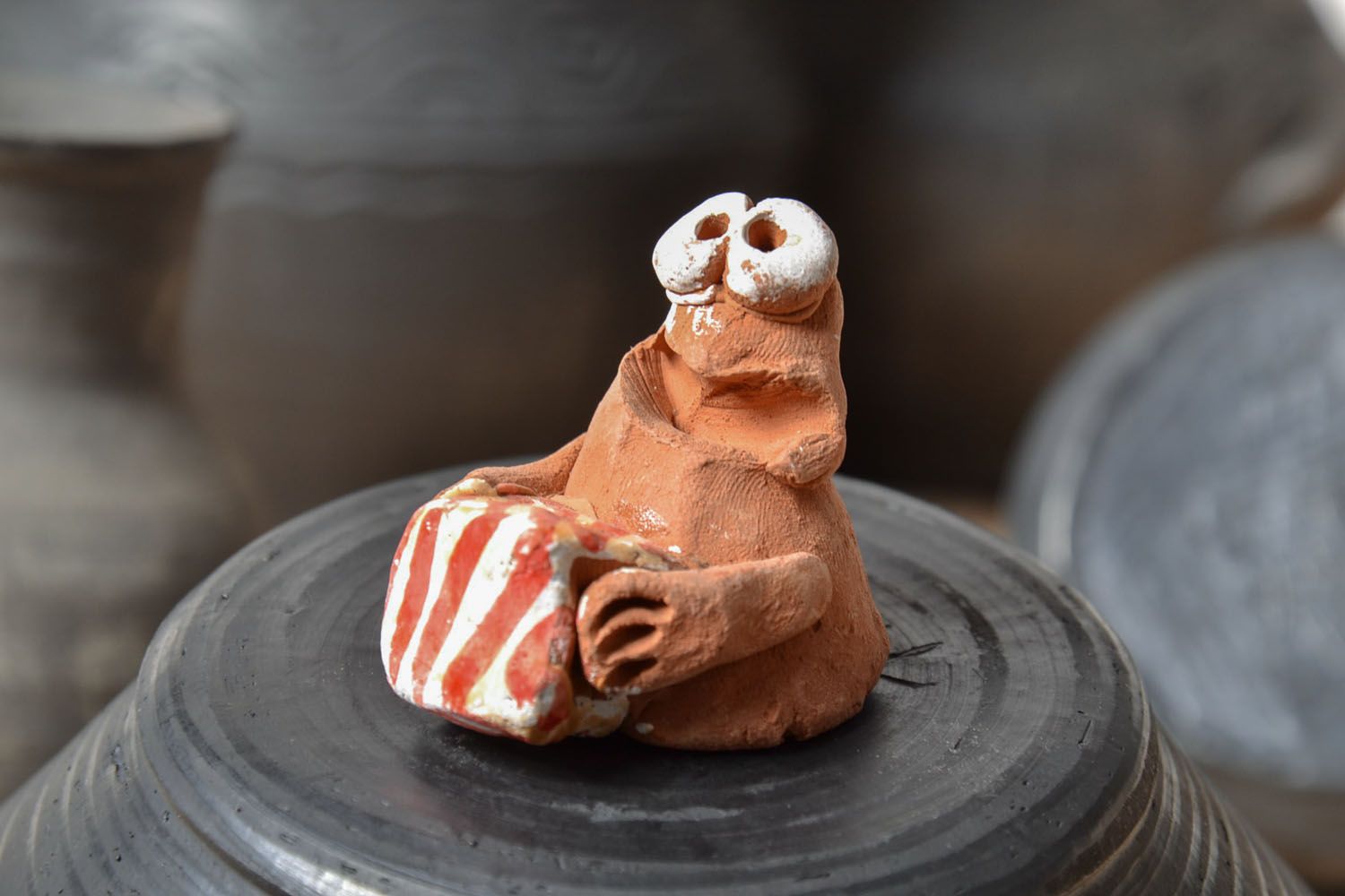 Handmade Keramik Deko Figur aus Ton Tier Statue Frosch mit Geschenk originell foto 1