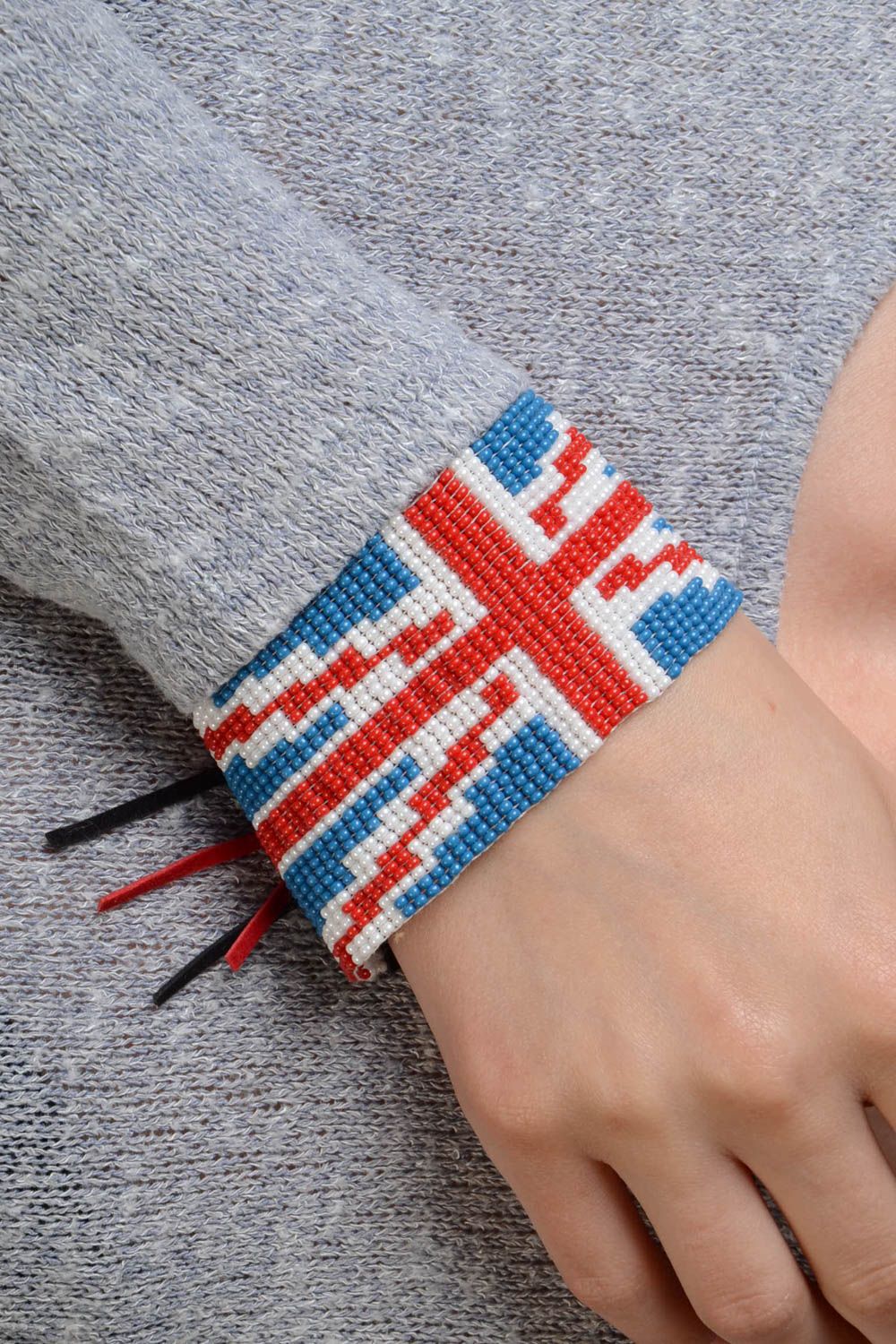 Breites handgemachtes Armband aus Glasperlen mit Britischer Flagge auf Schnur für Frauen foto 1