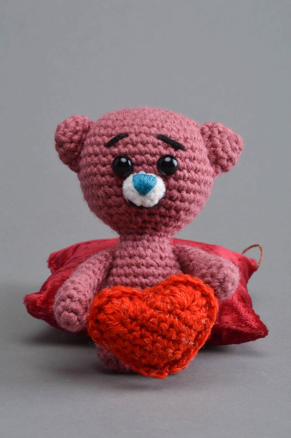 Lustiges gehäkeltes rotes knuddeliges handgemachtes Kuscheltier Bär für Kinder foto 1