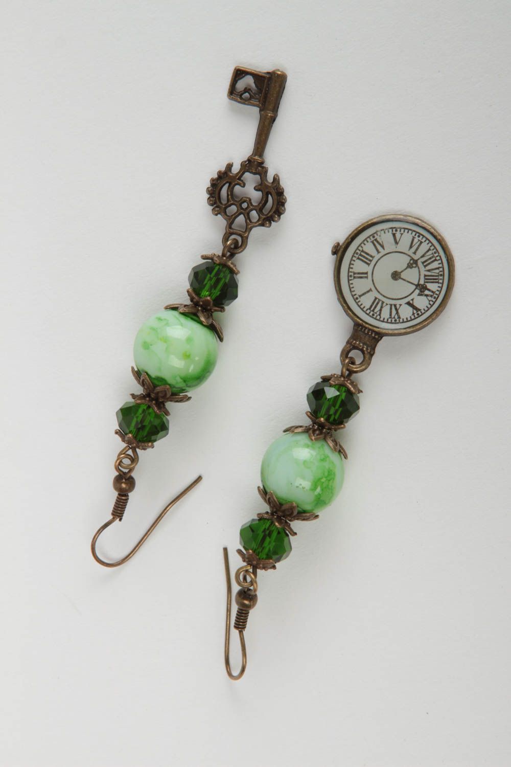 Boucles d'oreilles pendantes faites main perles cristal et métal Horloge et clé photo 2