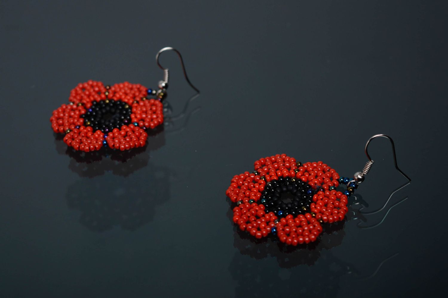 Beaded earrings in the shape of poppy flowers photo 1