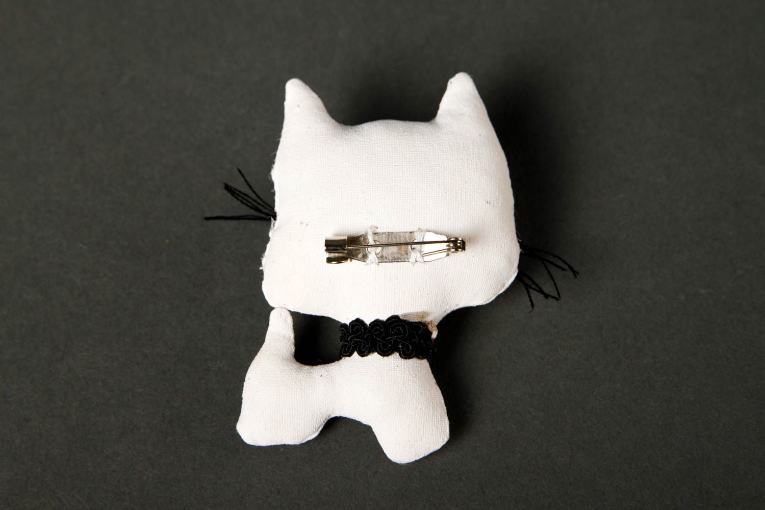Broche textile Bijou fait main Accessoire femme chat blanc noir en coton photo 4