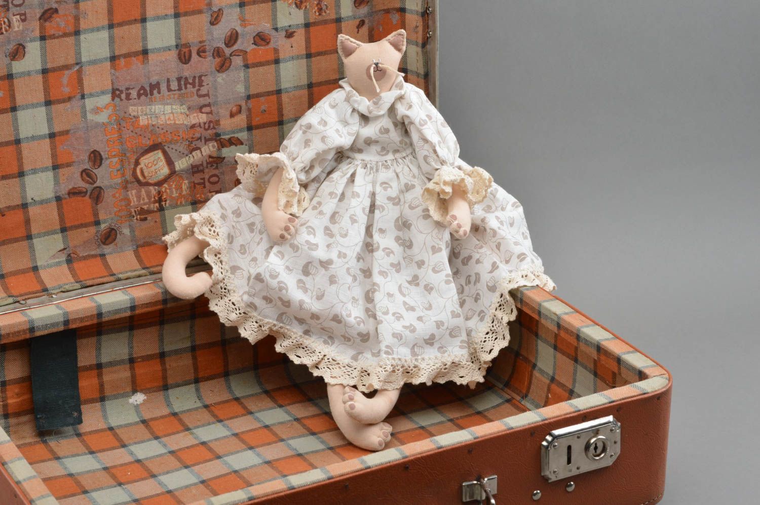 Juguete artesanal de tela peluche para niños regalo original gata en vestido  foto 1