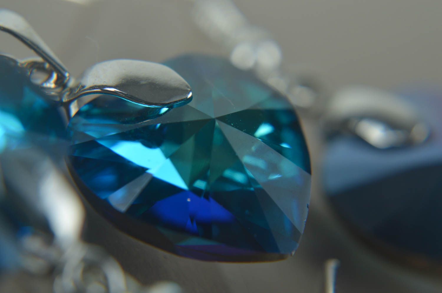 Conjunto de bisutería hecha a mano de cristal pendientes y colgante azules foto 5