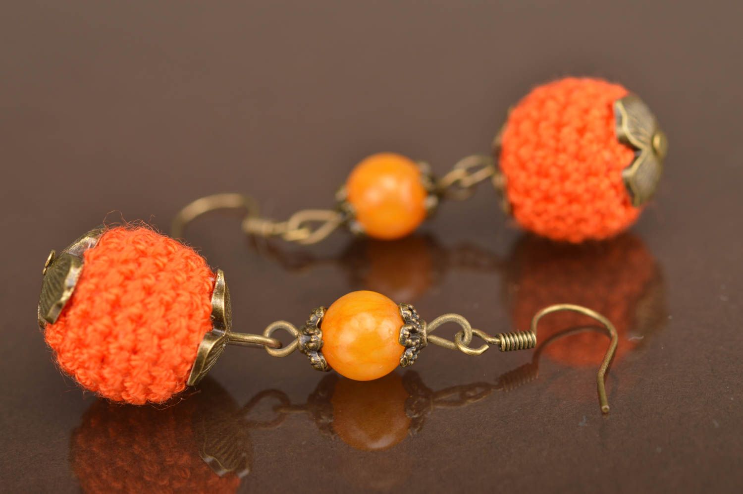 Boucles d'oreilles orange pendantes boules tricotées au crochet faites main photo 4