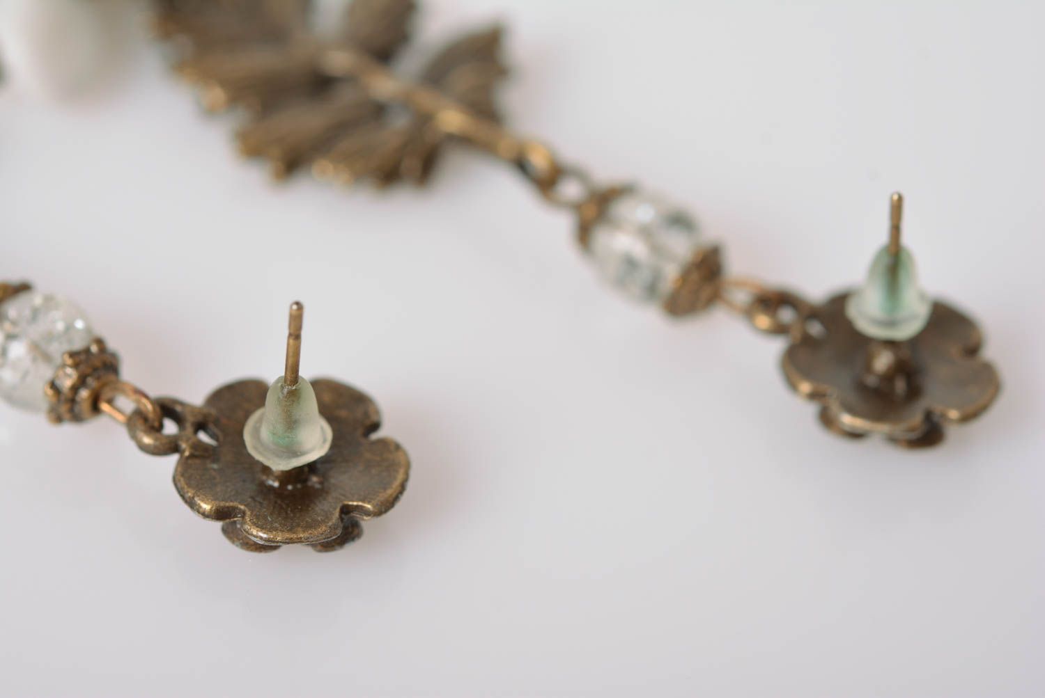 Lange glänzende Ohrringe aus Kristallen und Metall für Frauen reine Handarbeit foto 5
