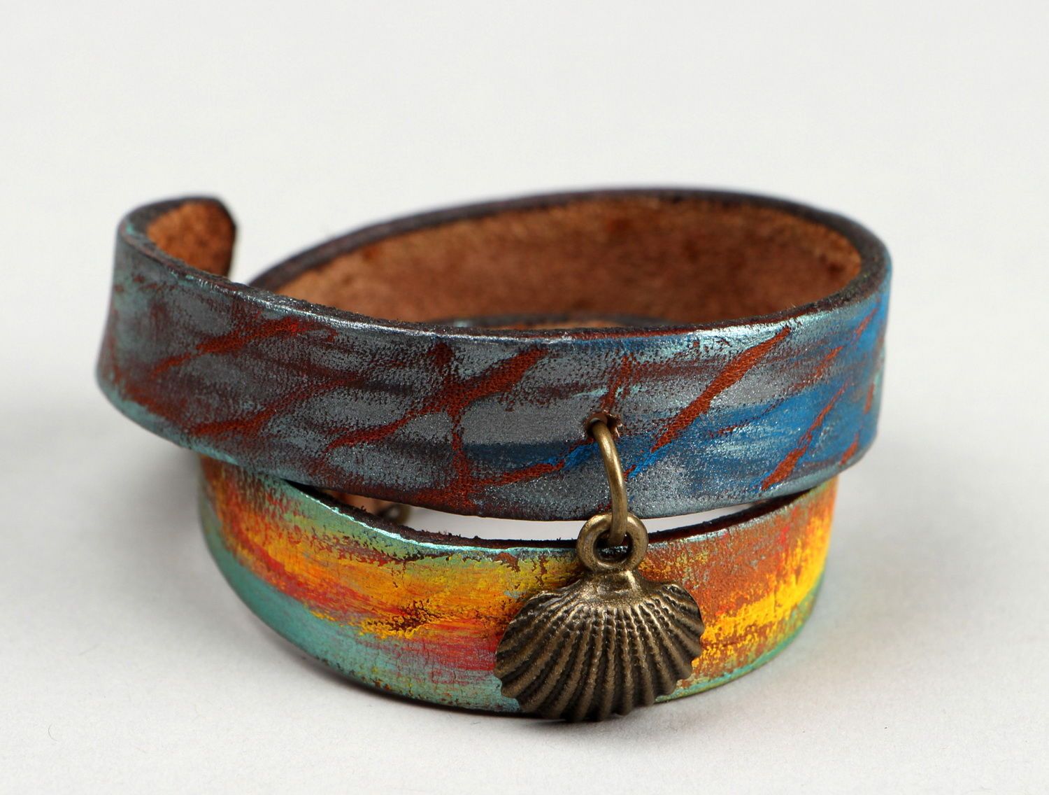 Bracelet en cuir avec pendentif en métal fait main photo 3