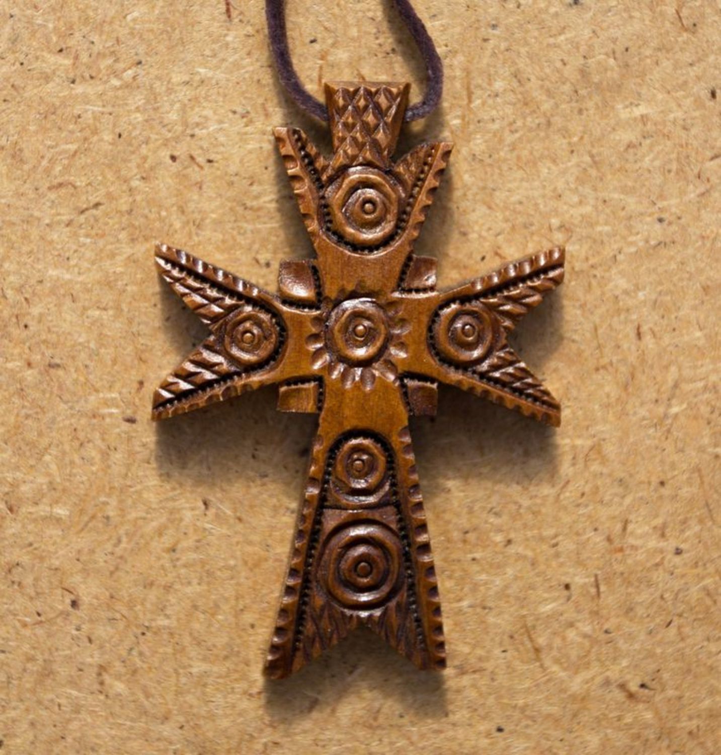 Croix sculptée en bois photo 1
