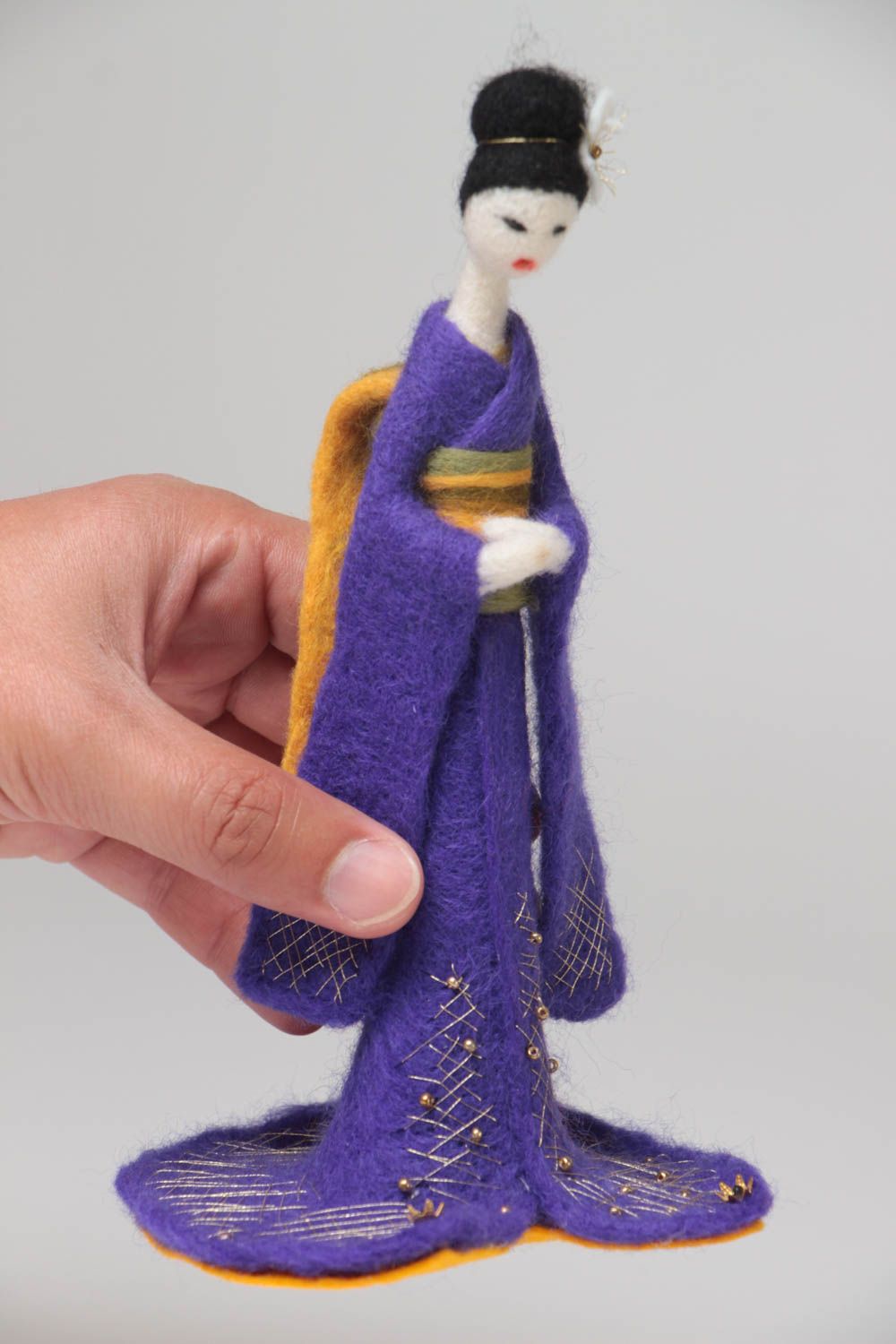 Petite figurine geisha en tenue violette en laine feutrée faite main décorative photo 5