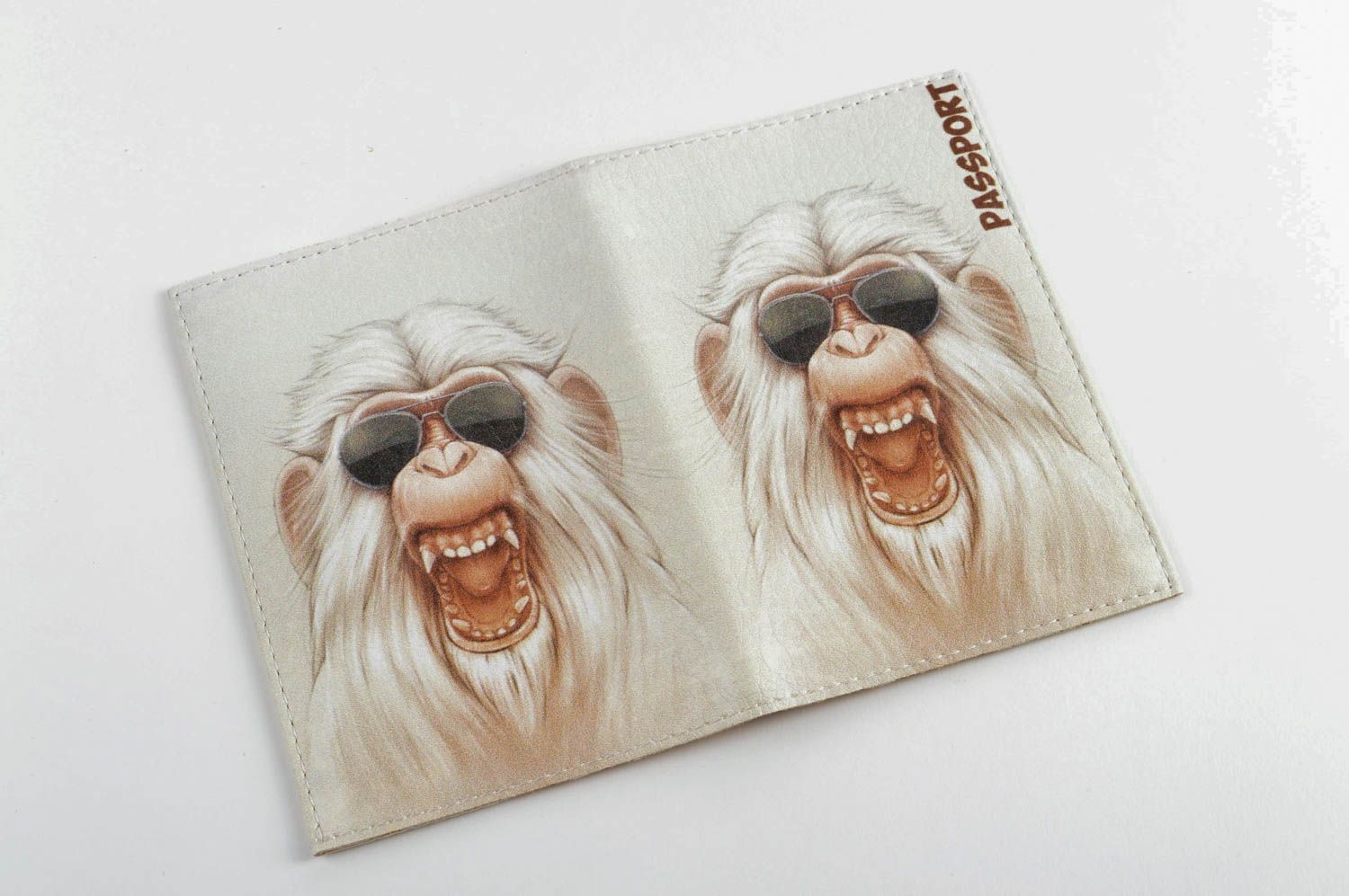 Estuche para pasaporte hecho a mano artesanía en cuero regalo original Mono foto 4