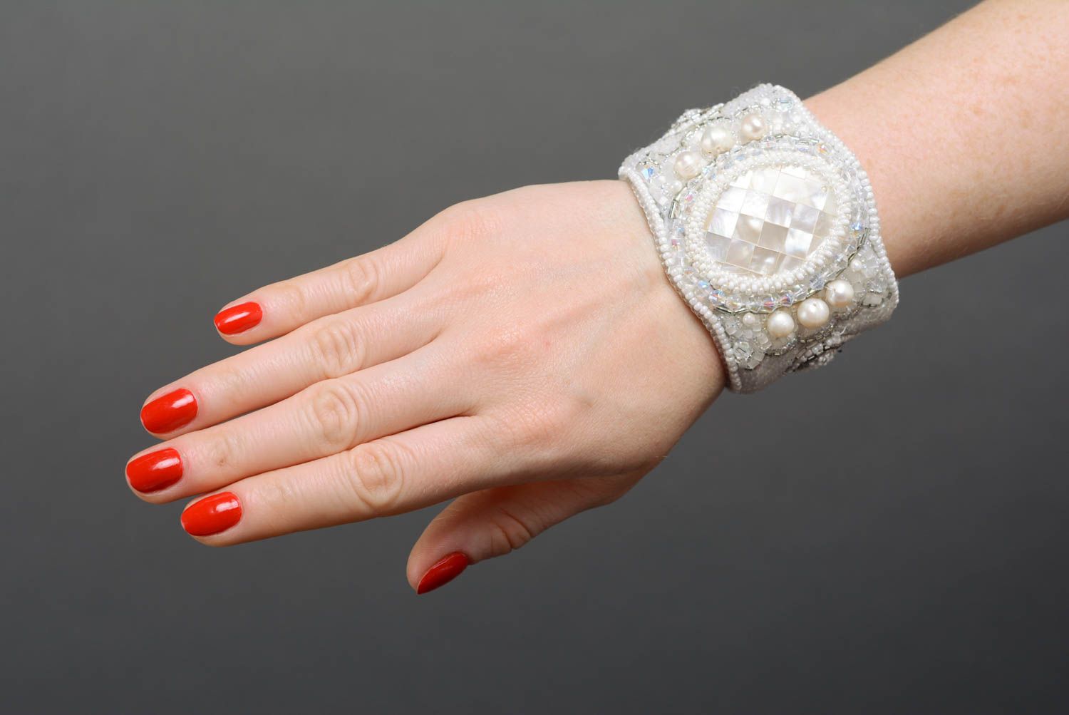 Originelles weißes Armband aus Glasperlen mit Perlmutt handmade für Mode Damen foto 3