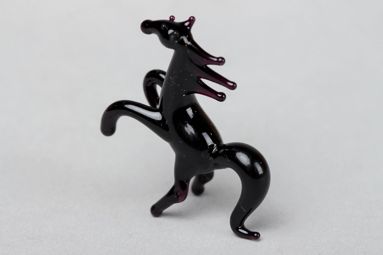 Фигурка из стекла в технике лэмпворк ручной работы Лошадь черная фото 2