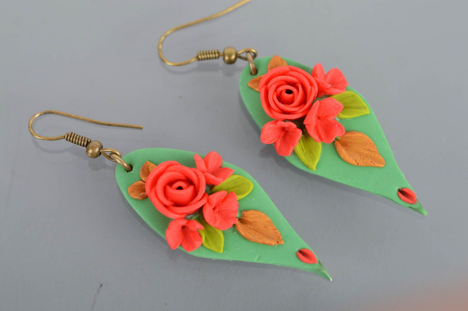Handgemachte lange Ohrringe mit Blumen aus Polymerton und Metall für Damen foto 2