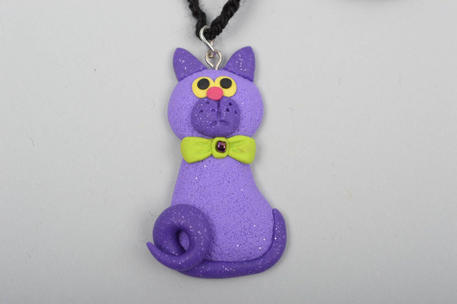 Pendentif chat Bijou fait main violet en pâte polymère Accessoire enfant photo 1