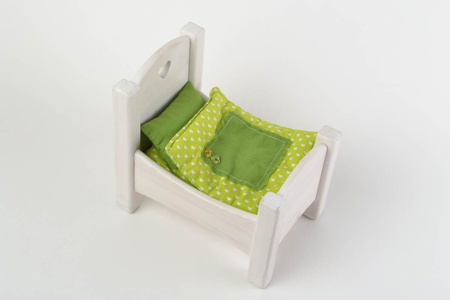 Kleines weißes handgemachtes Puppenbett aus Holz mit Bettwäsche foto 5