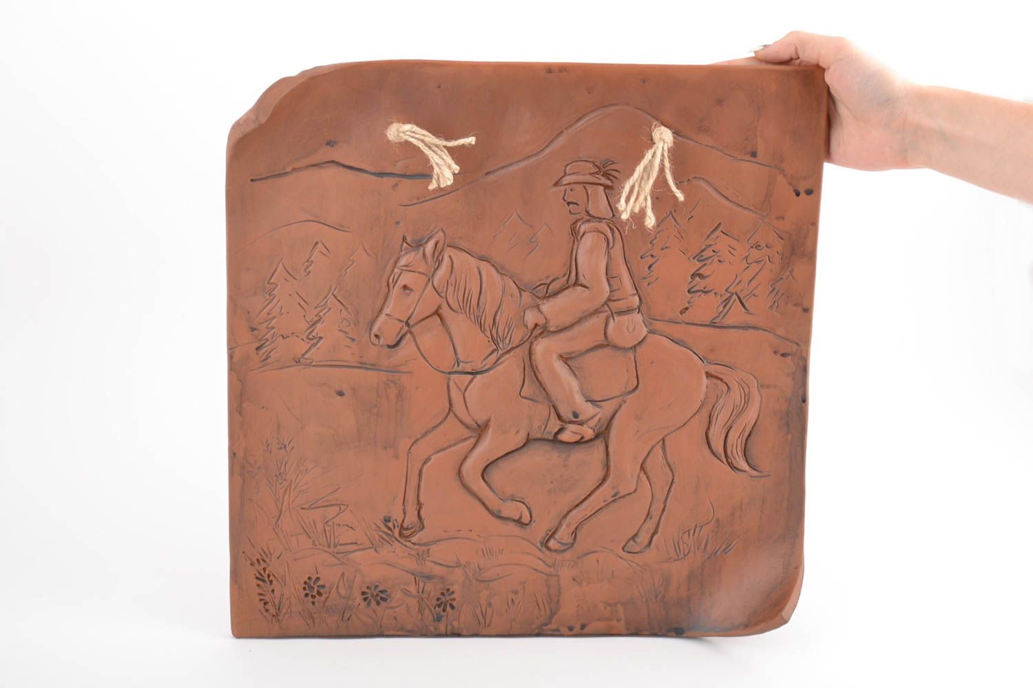 Panel de arcilla artesanal cuadrado marrón con dibujo de relieve foto 2