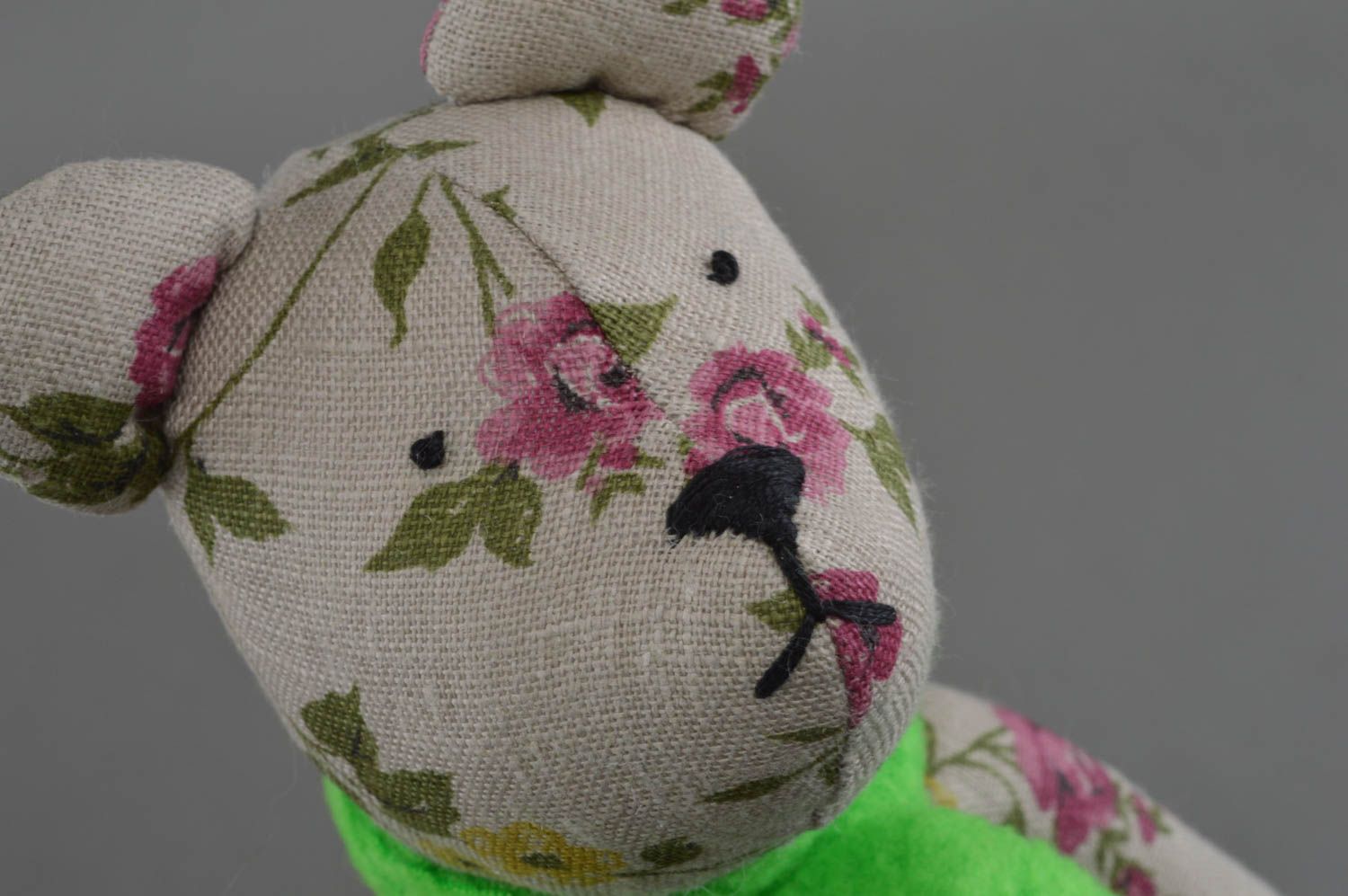 Jouet ours en lin naturel fait main gris à motif floral avec écharpe verte  photo 5