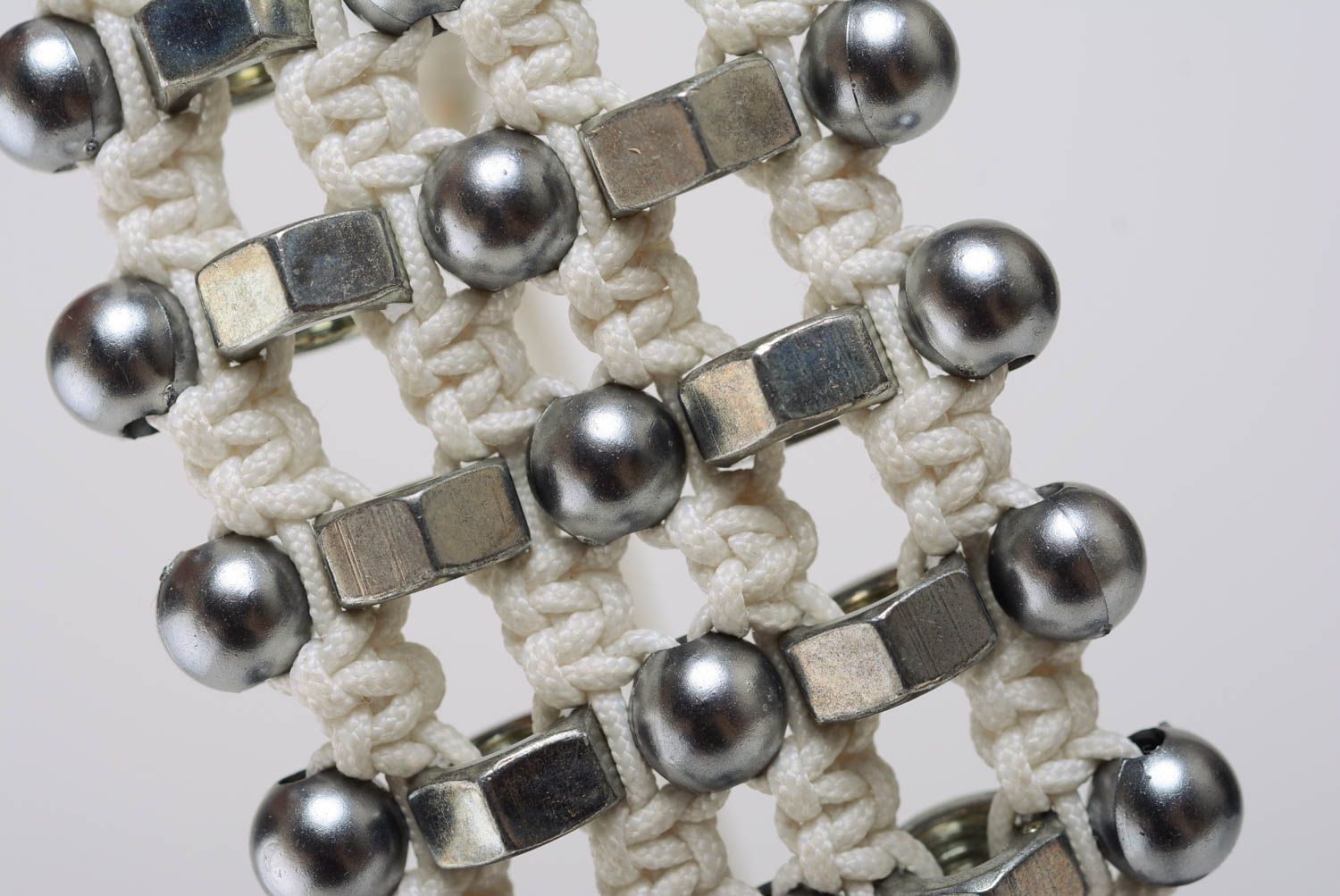 Bracelet macramé large avec perles acryliques et écrous en inox fait main photo 2