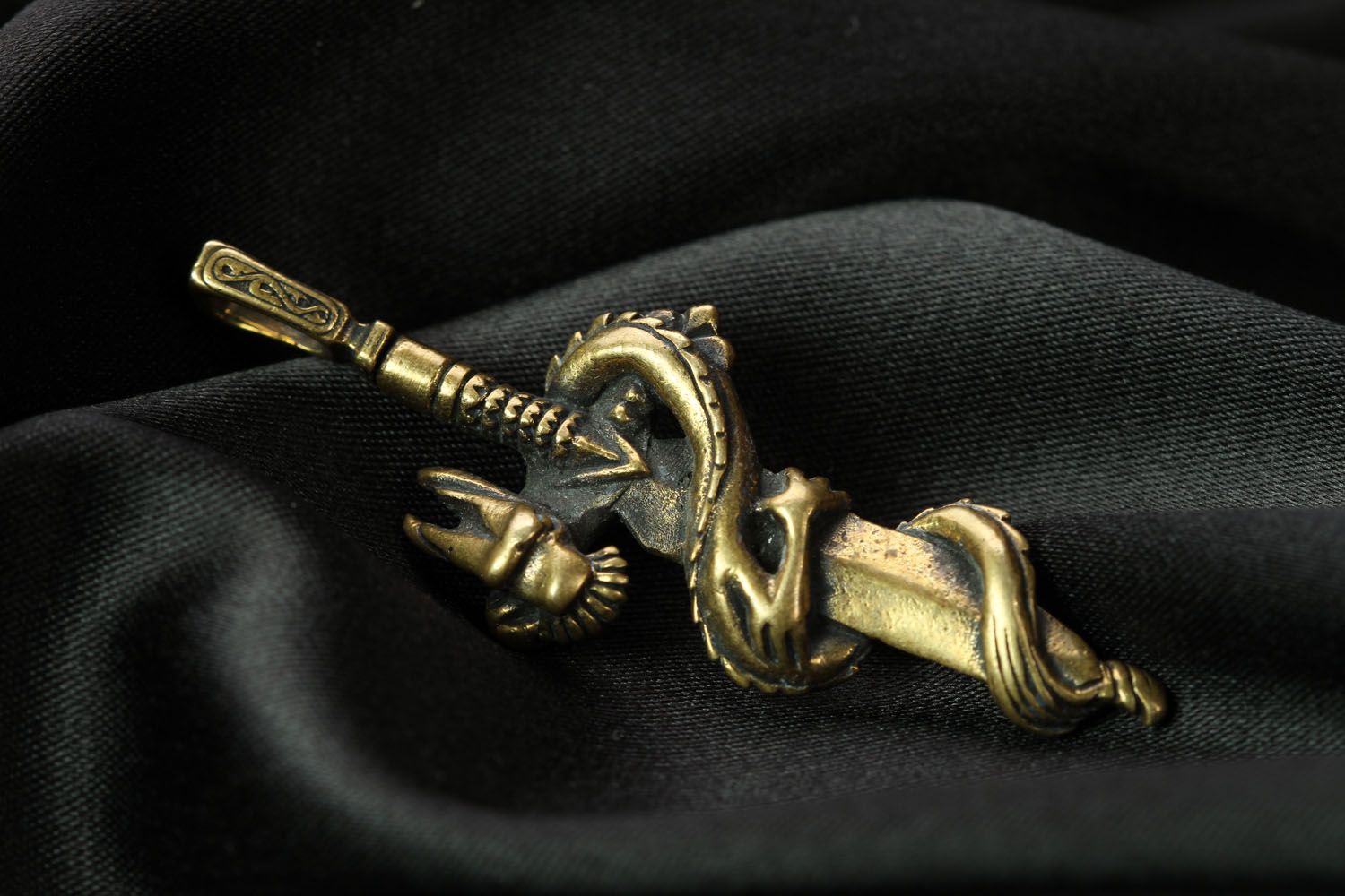 Pingente de bronze feito à mão Espada do dragão foto 1