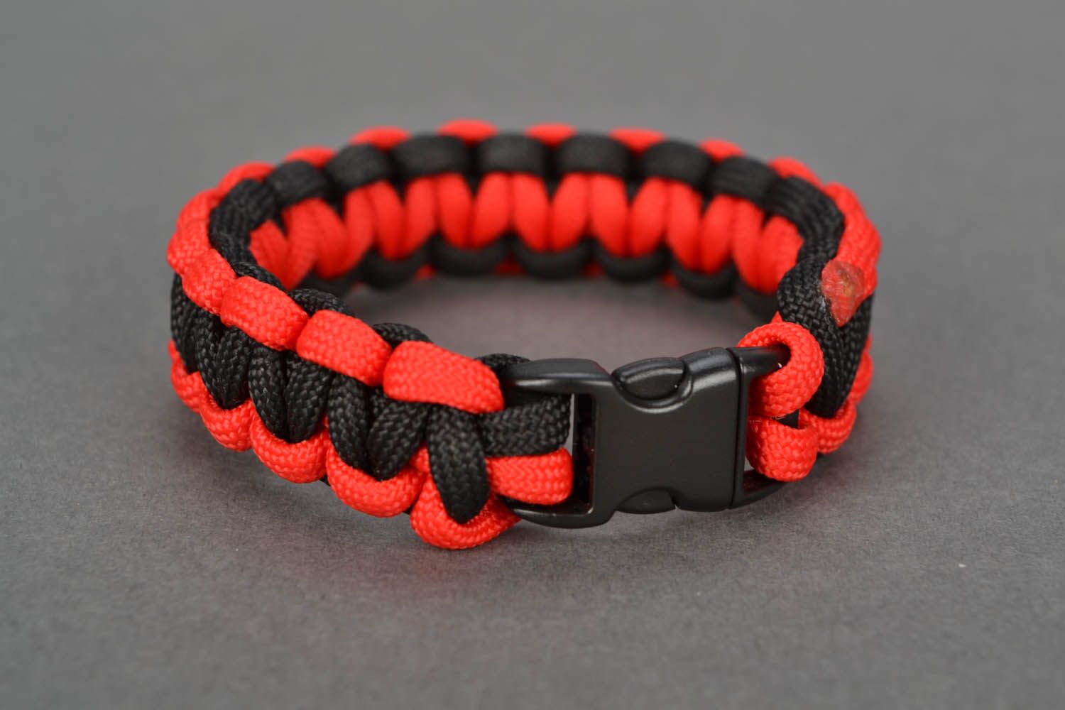 Bracelet en paracorde noir et rouge fait main photo 3