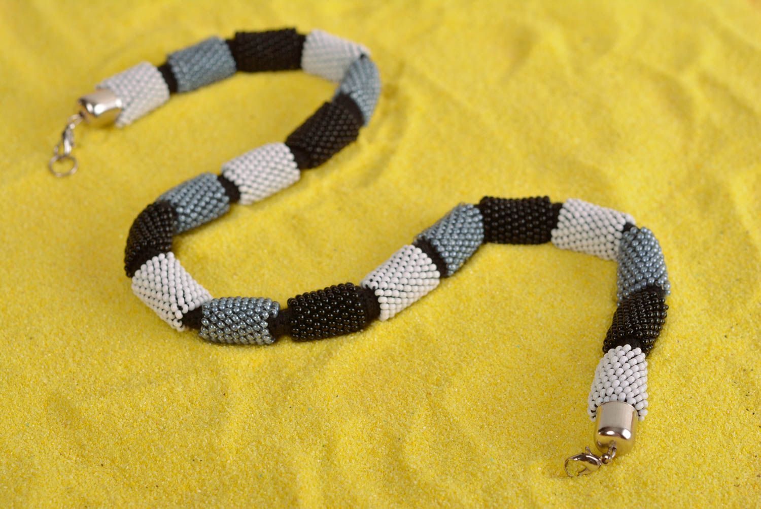Collier spirale Bijou fait main Cadeau femme gris blanc noir en perles photo 2