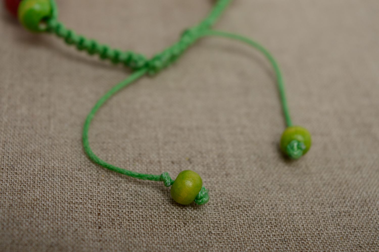 Bracelet en macramé lacet vert ciré et perles rouges en bois fait main photo 4
