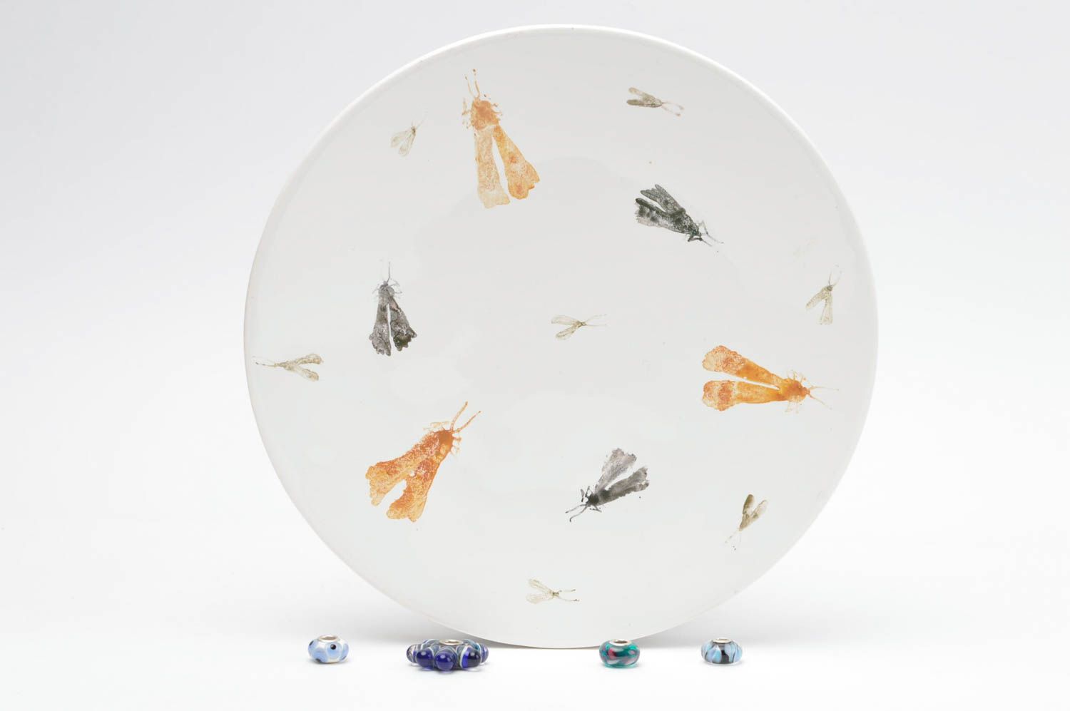 Белая тарелка ручной работы керамическая тарелка глиняная посуда с глазурью фото 1